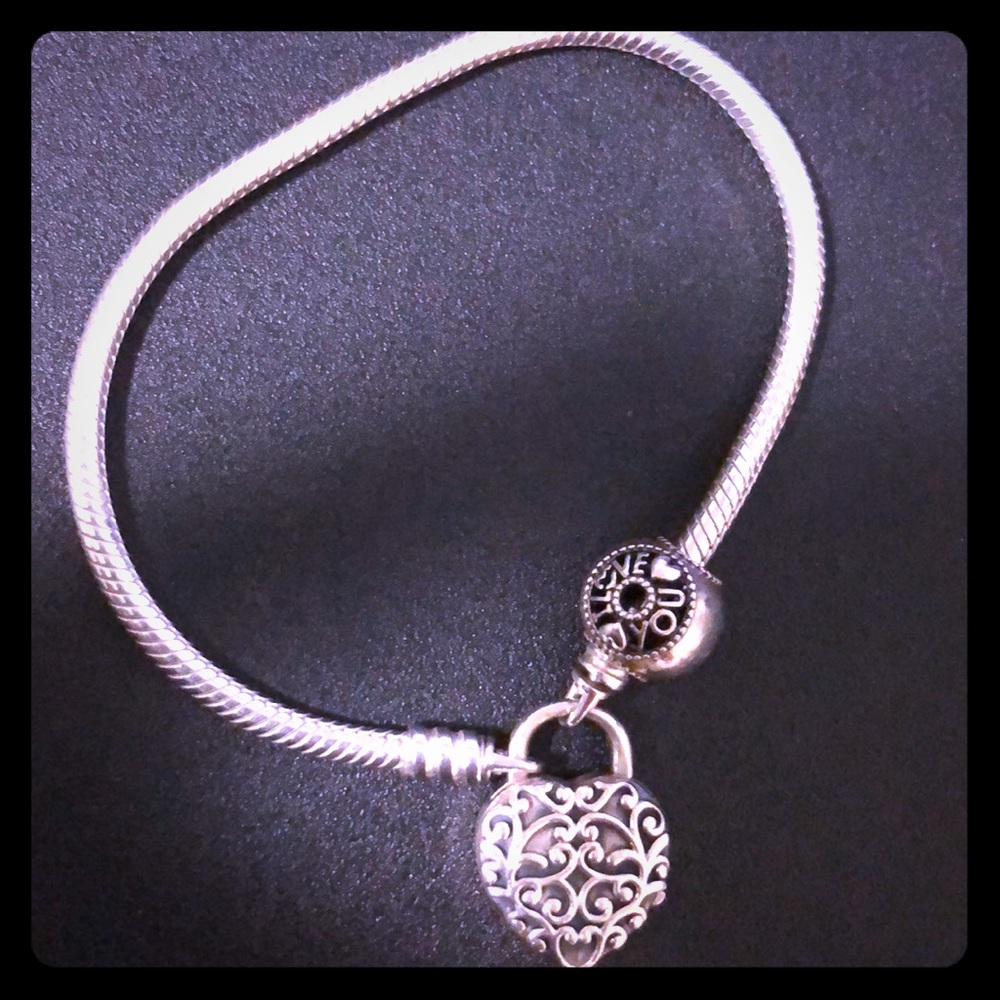 Charm bracelet with pendant